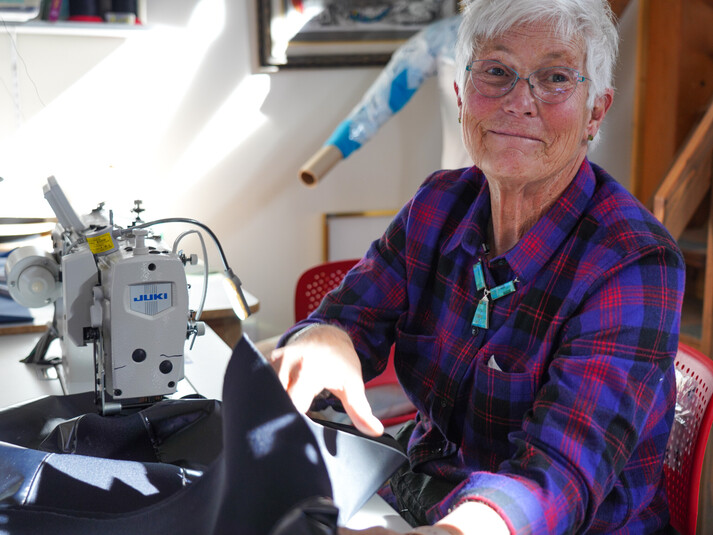 Sheri Tingey an der Nähmaschine