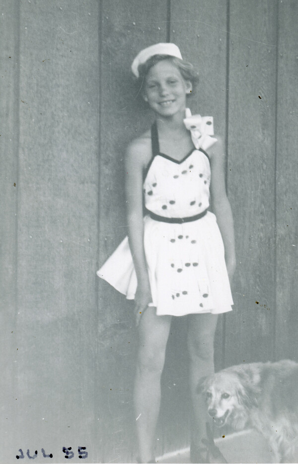 Die junge Sheri Tingey in einem selbstgeschneiderten Sommerkleid